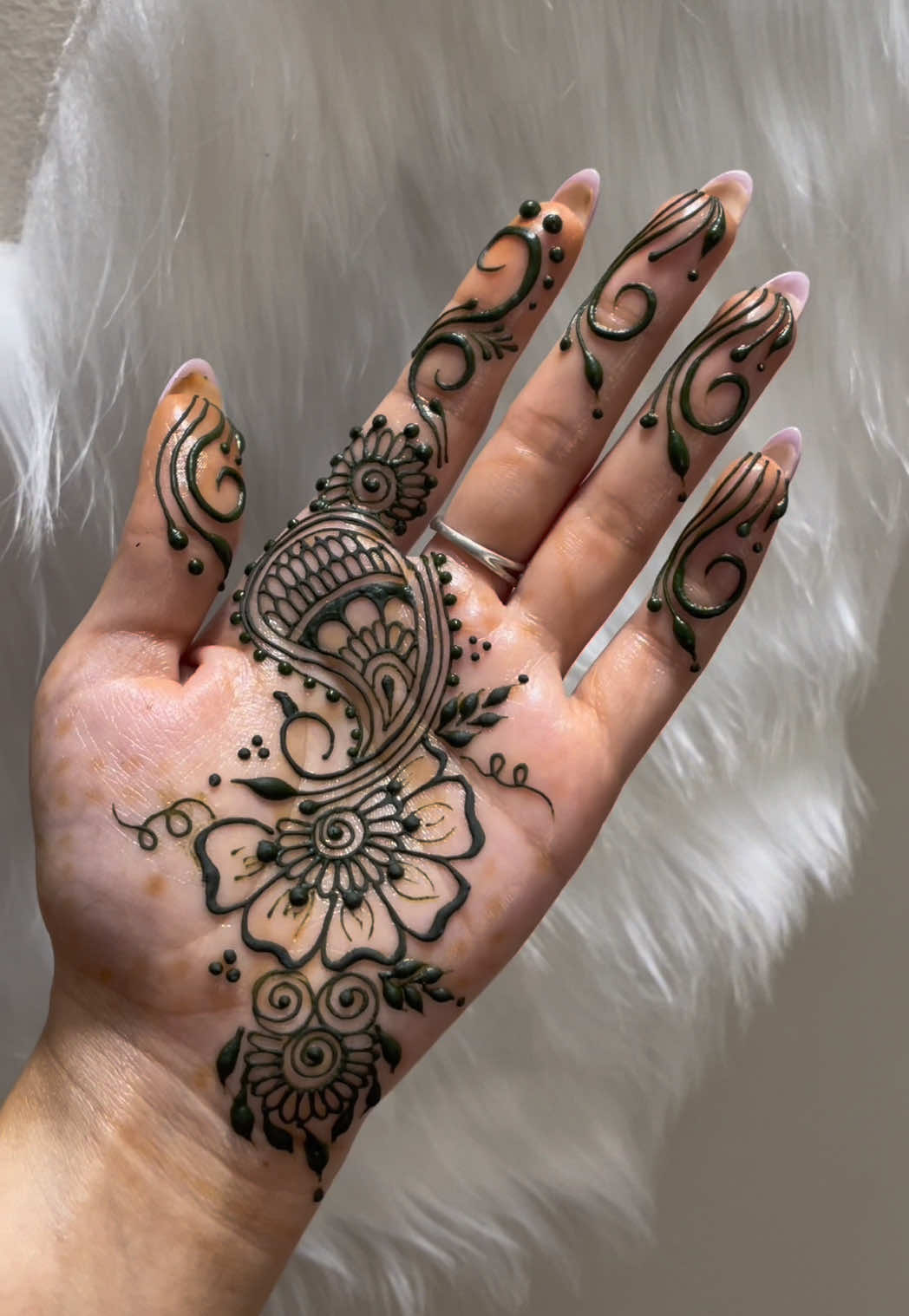 @charmsofmehandi