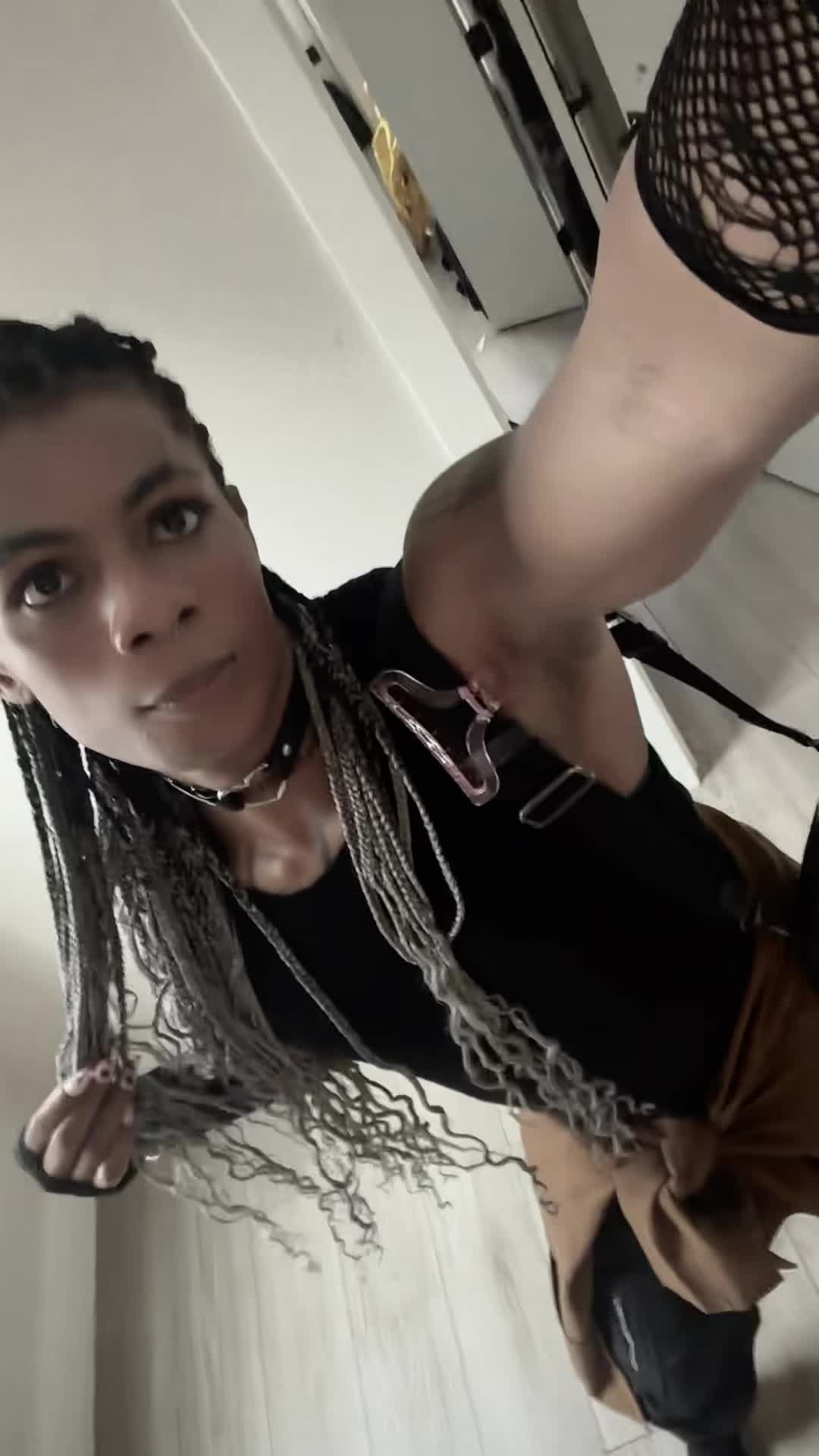 @Davora Demure