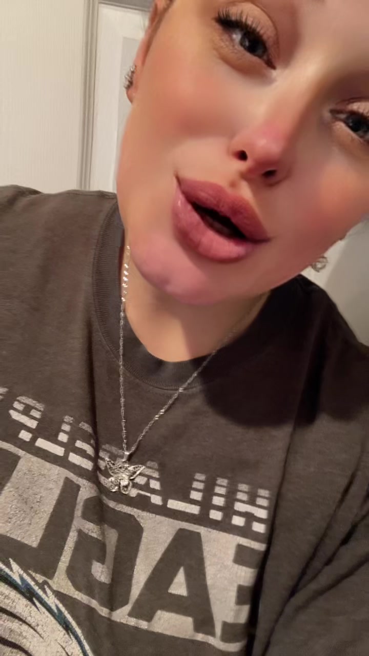 @JustASmallTownGirl🩷💜