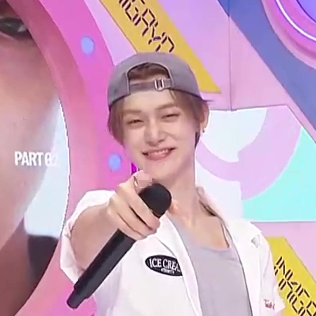 @Valeria saw and met TXT