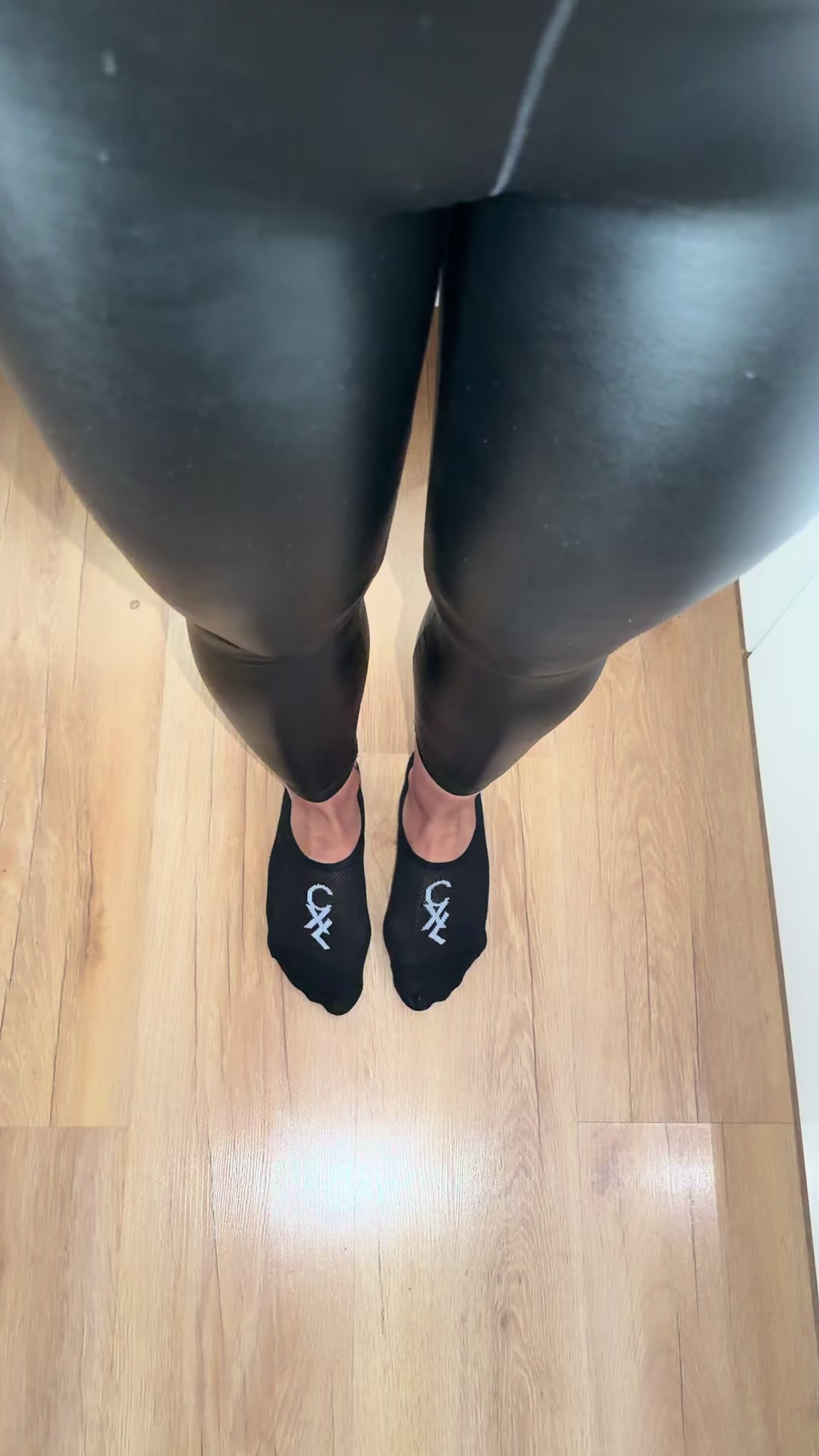 @theveluora