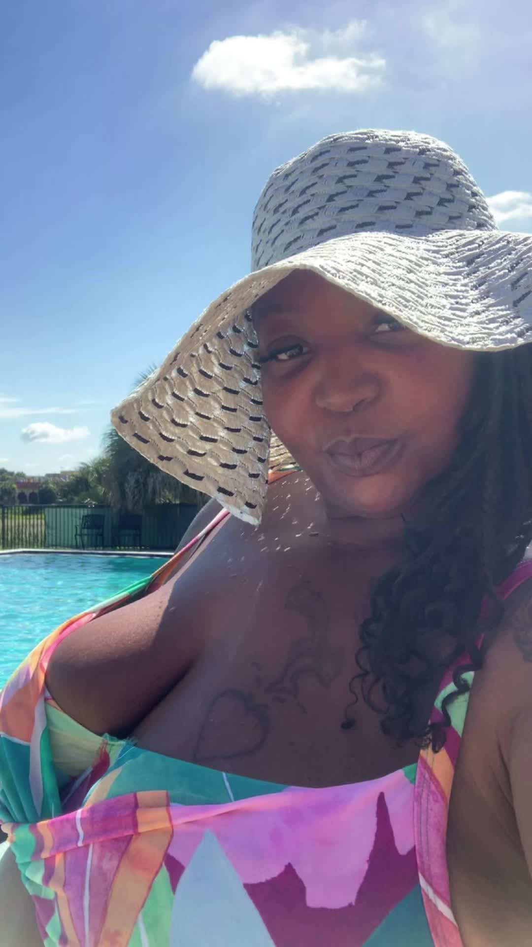 @JUICYYYTOYA