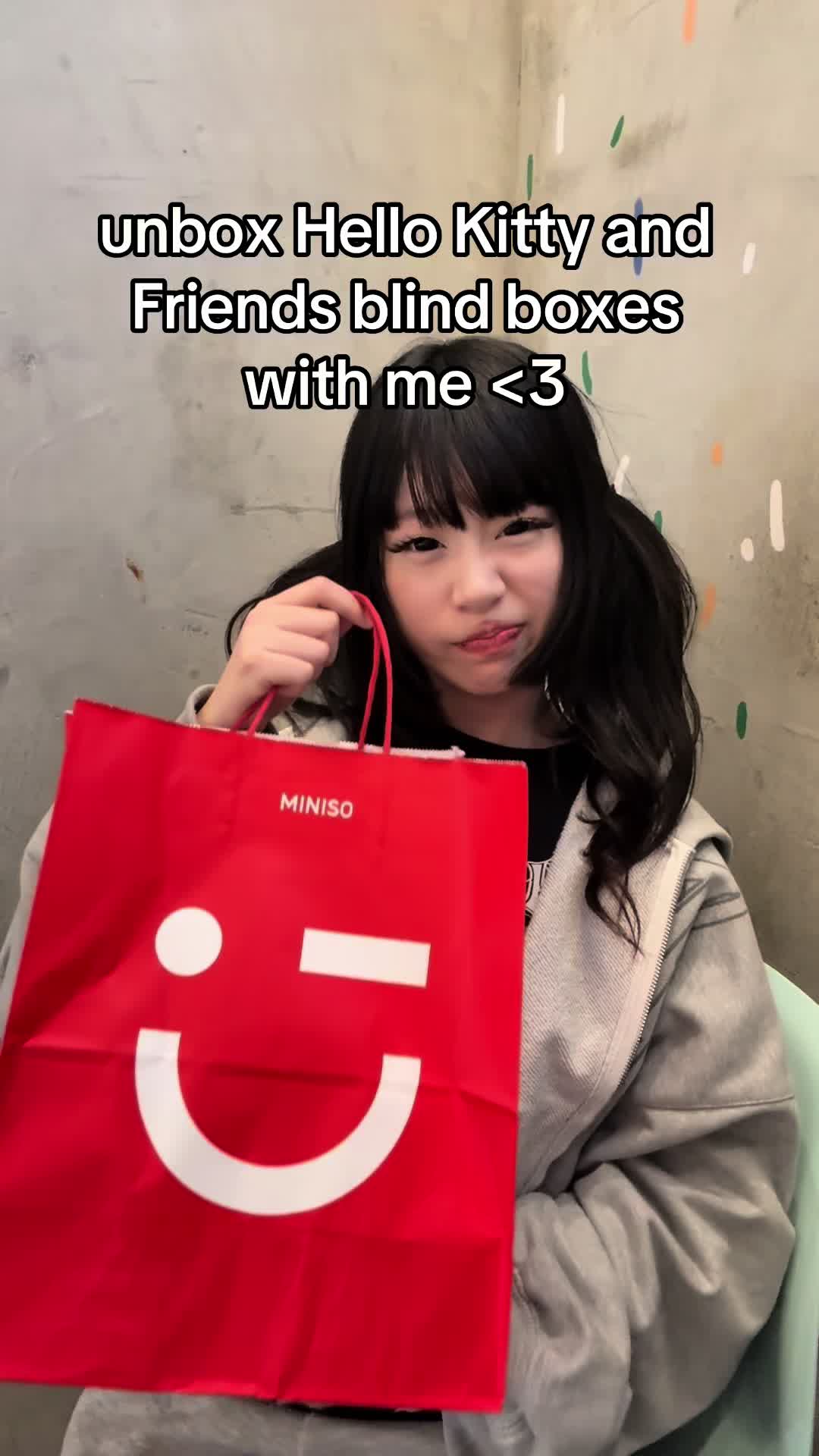 @>_<