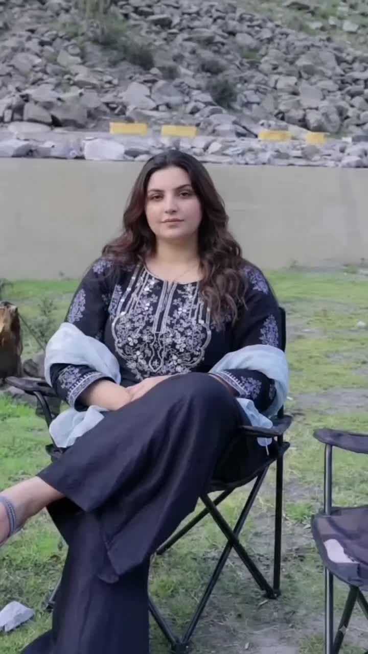 @AYESHA😜02