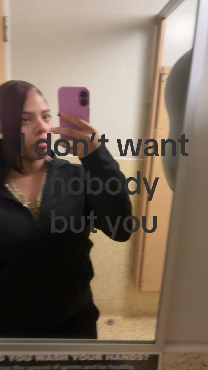 @🚶🏽&zwj;♀️