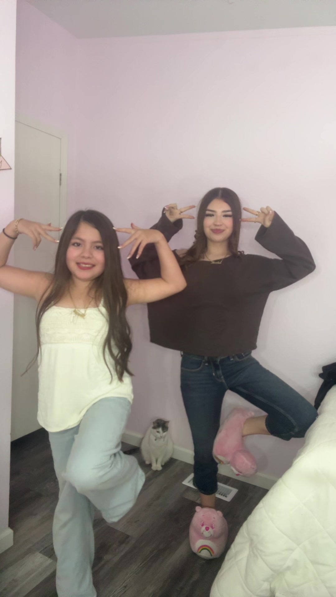 @Deliciaasisters