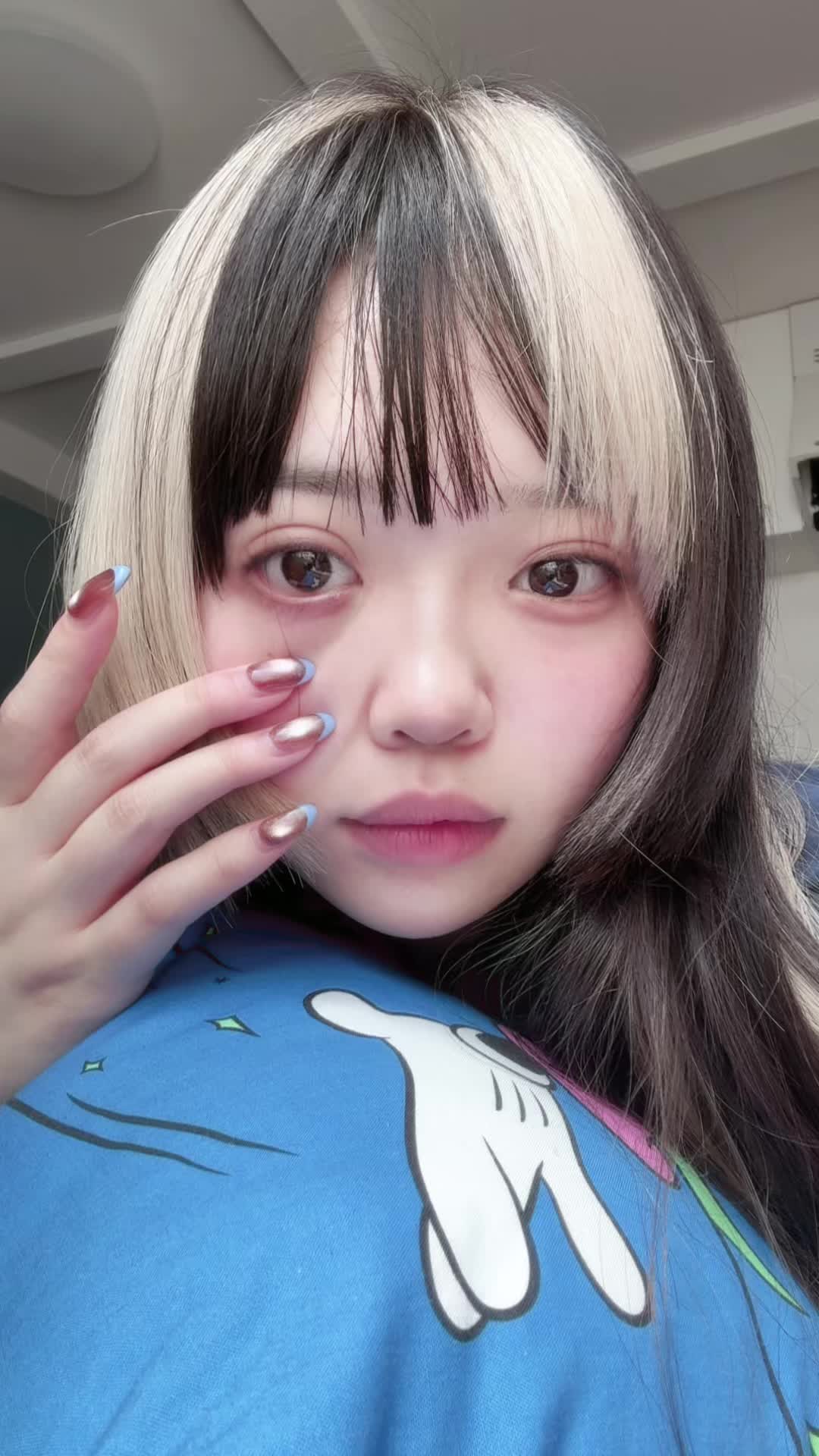 @にこり