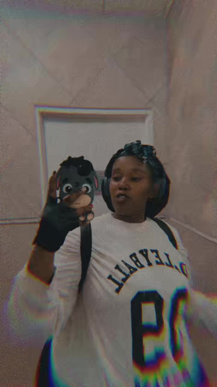 @tshenolomikayla