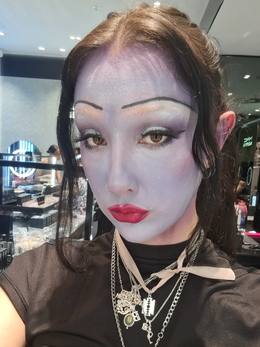 @makeupbyella