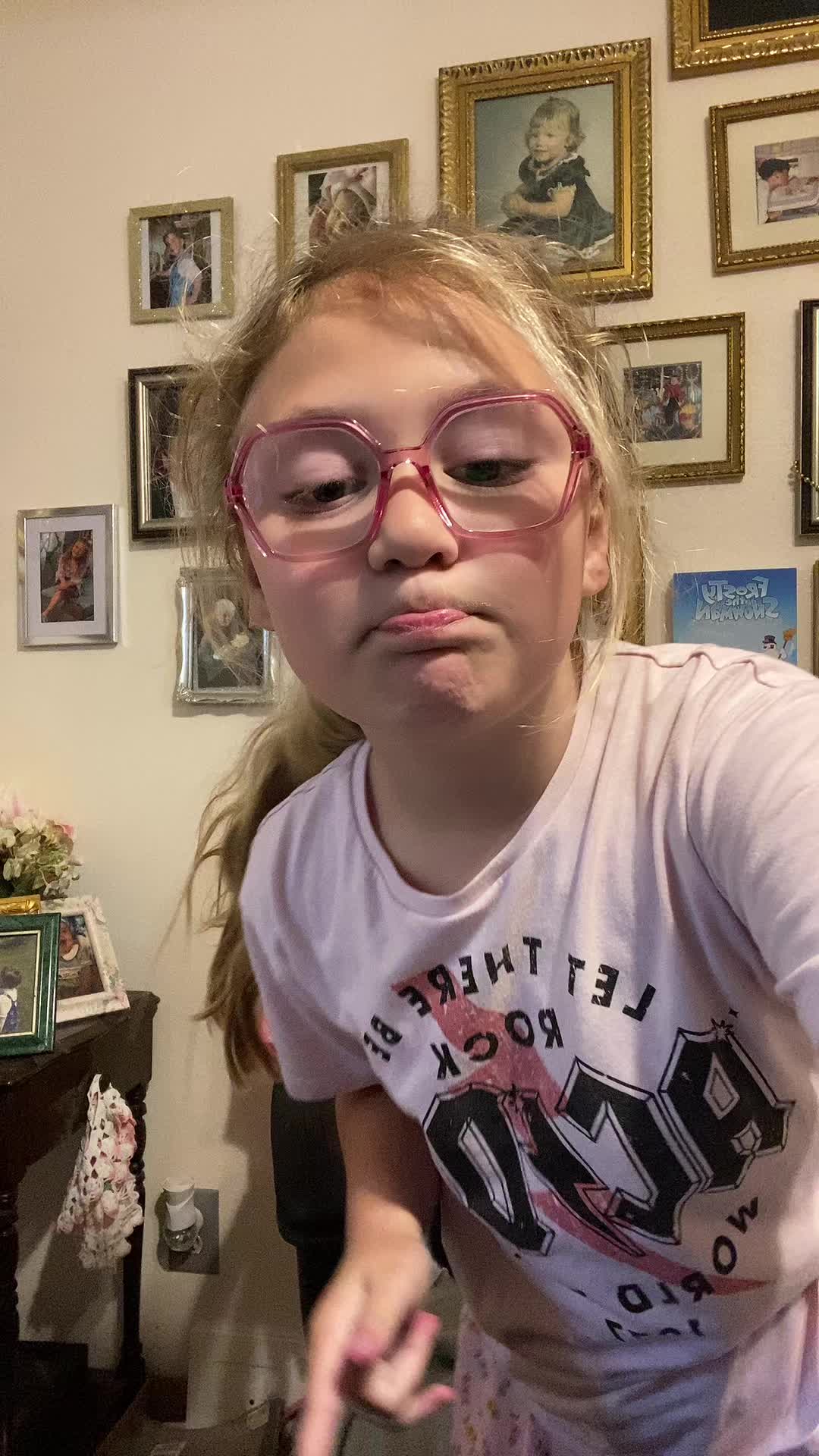 @L y N d a