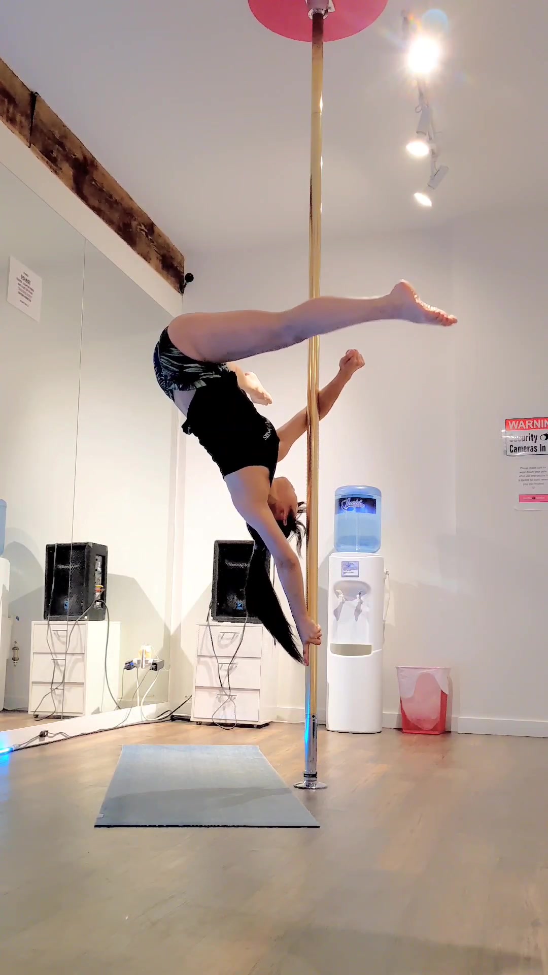 @Mari | Pole Dancer