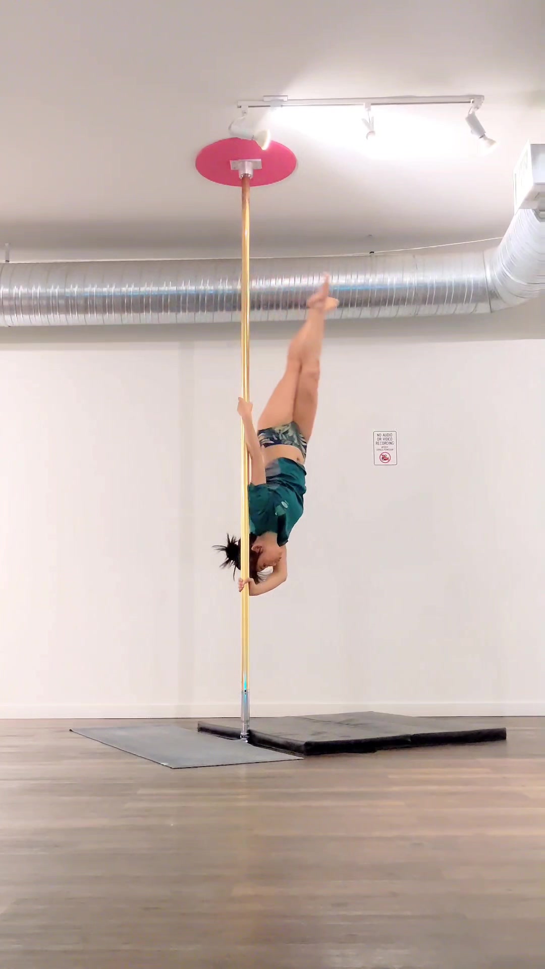 @Mari | Pole Dancer