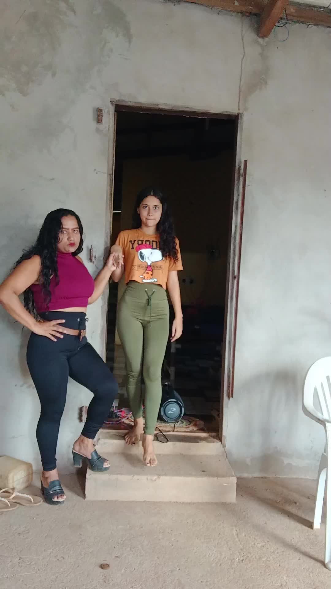 @taina e thania