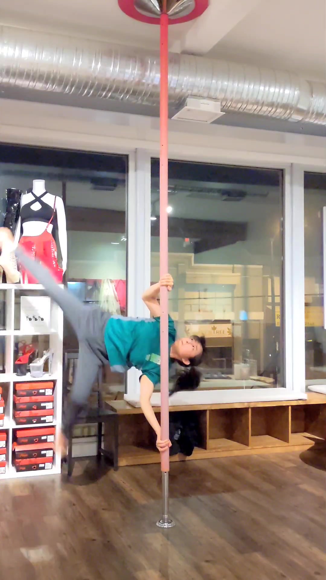 @Mari | Pole Dancer