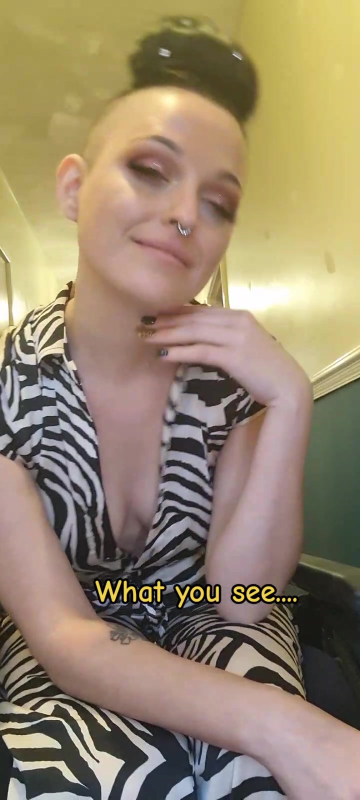 @LittlePeachesBurlesque