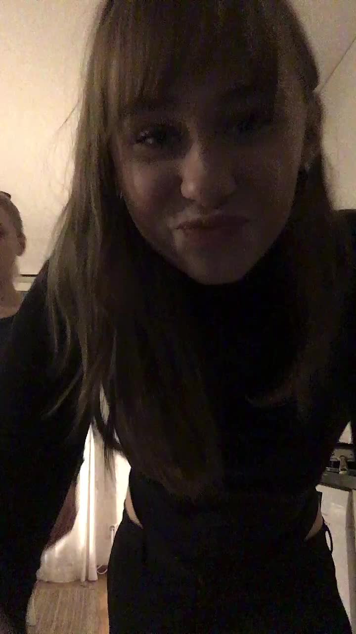 @👩&zwj;🎤👩&zwj;🎤