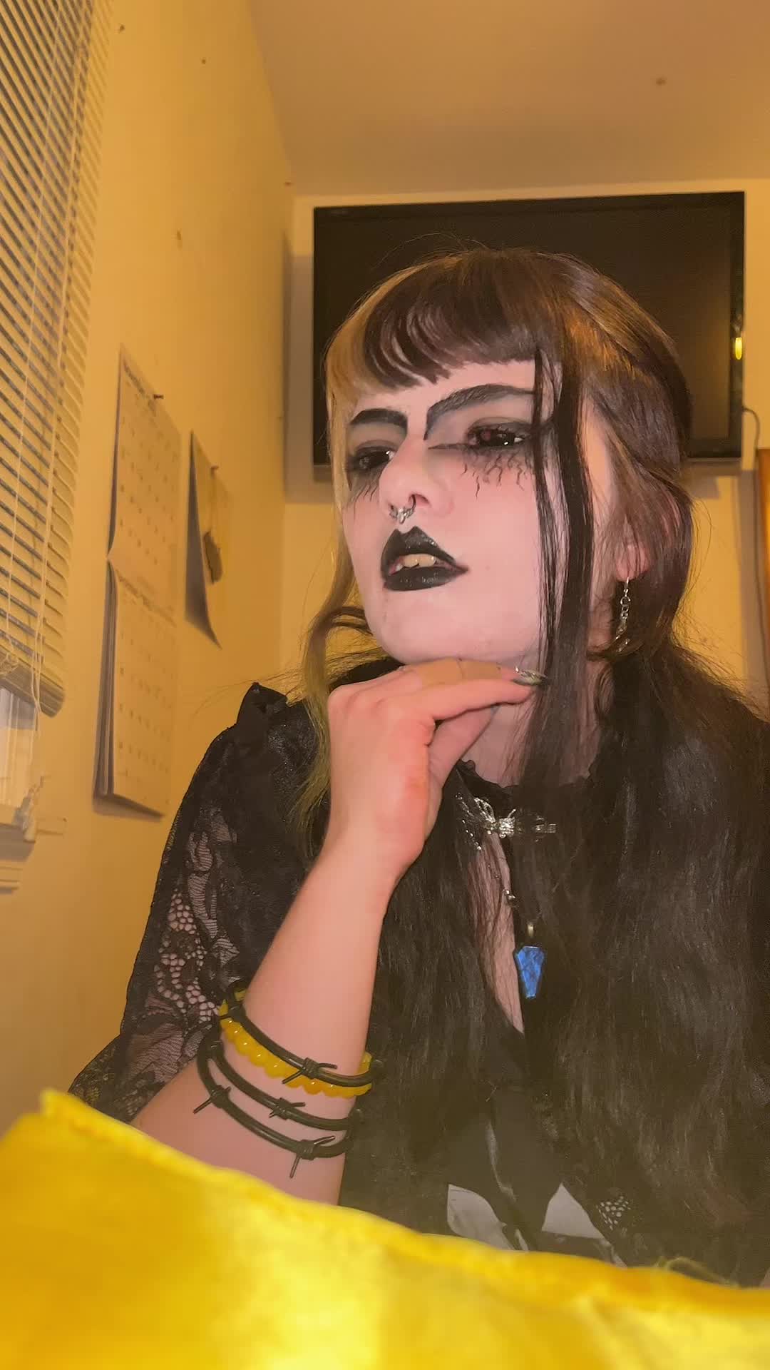 @Toeknee Marie☠️🖤