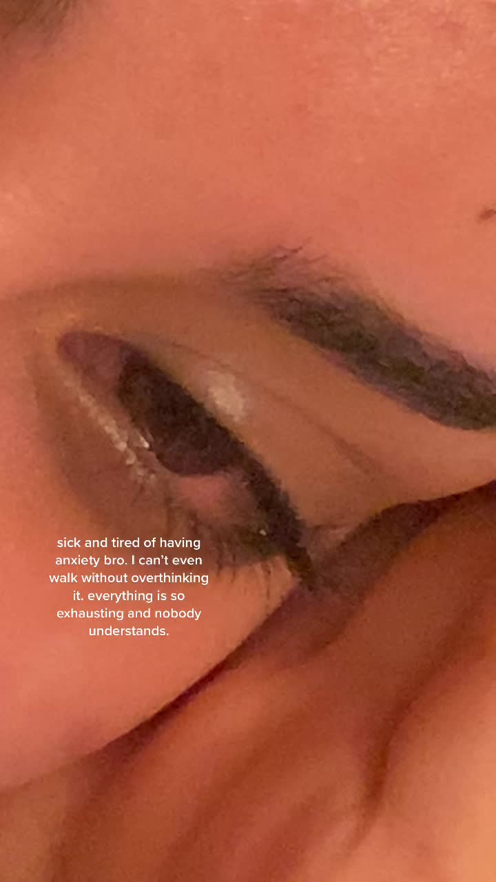 @🧍🏻&zwj;♀️