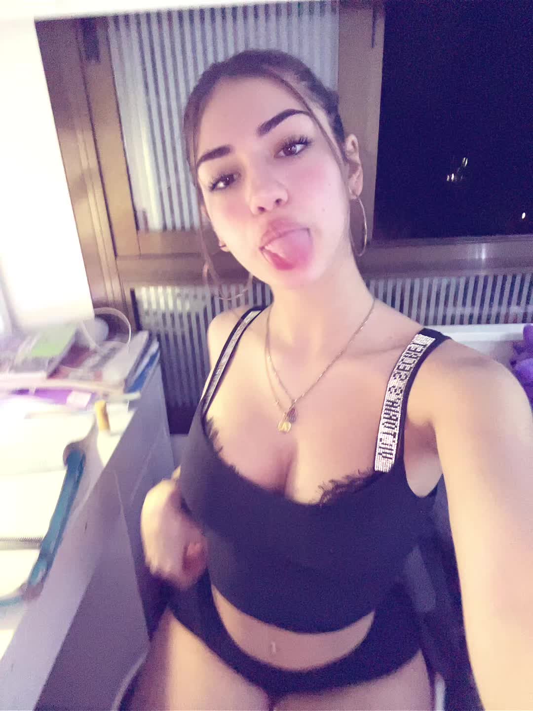 @🦦