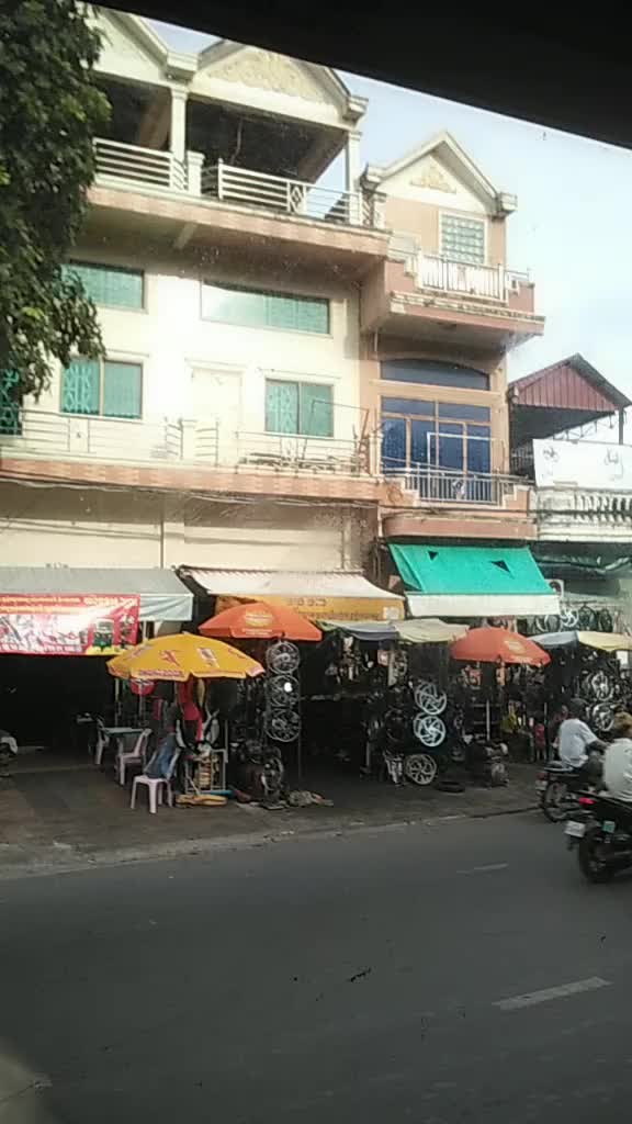 @ឡាញ់ សារុំ