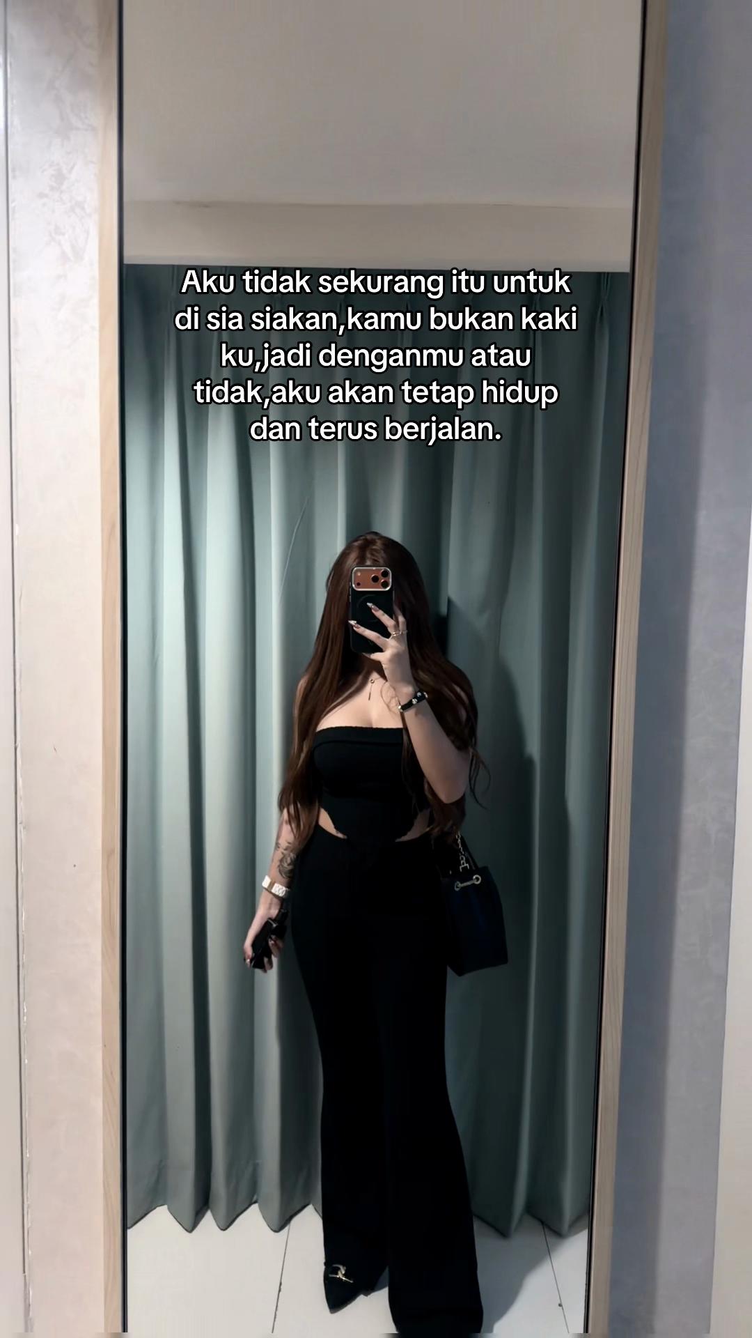 @𝐂𝐇𝐄𝐋𝐋𝐎𝐖💋