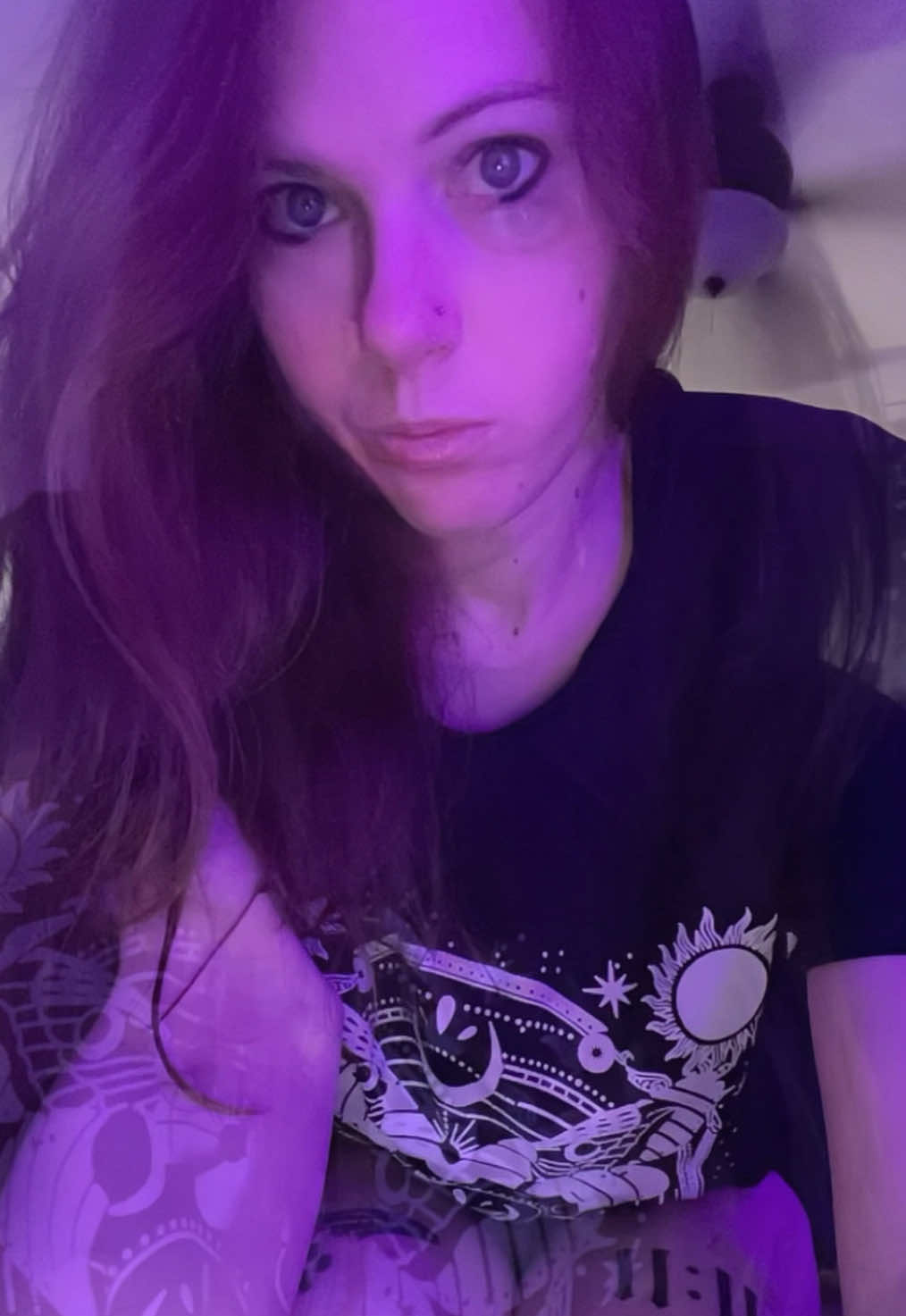 @> • . • <