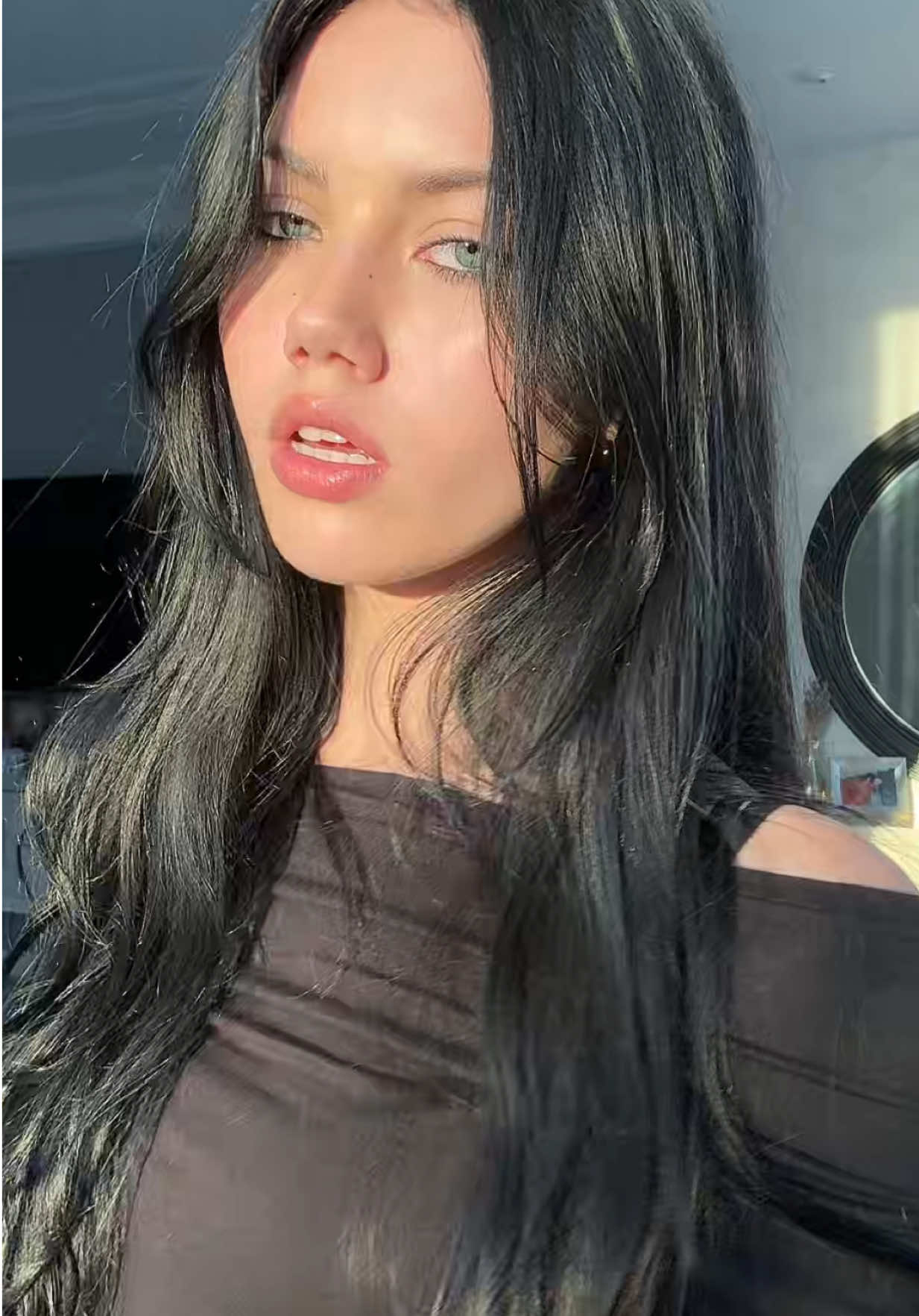 @<4