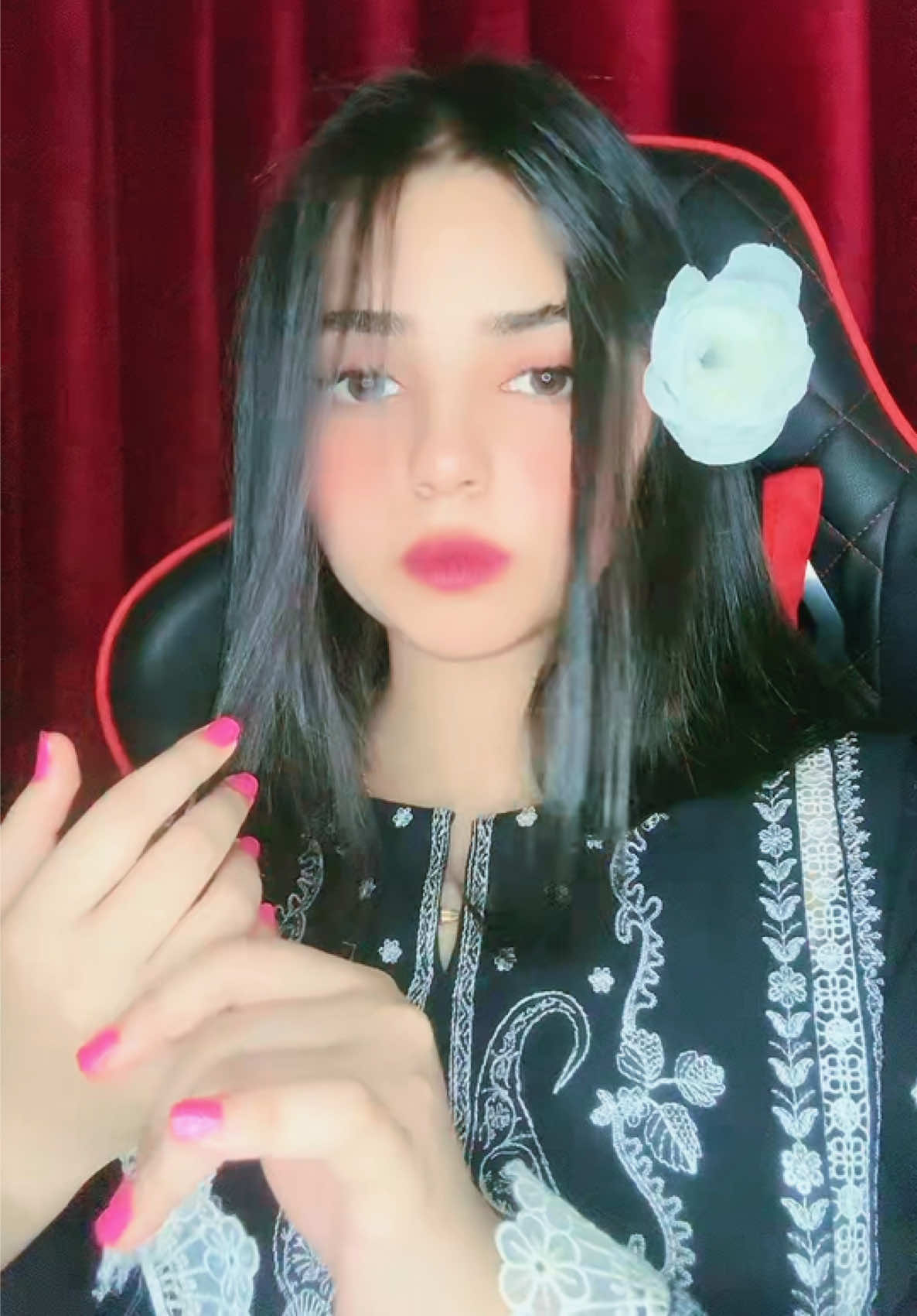 @👑 𝑸𝑼𝜠𝜠𝑵 𝑮 👑