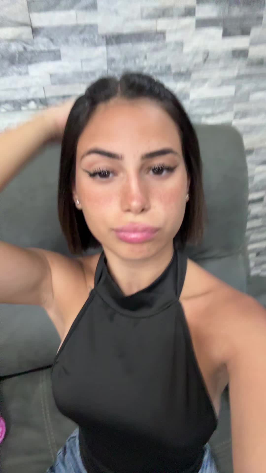 @elisaangiius