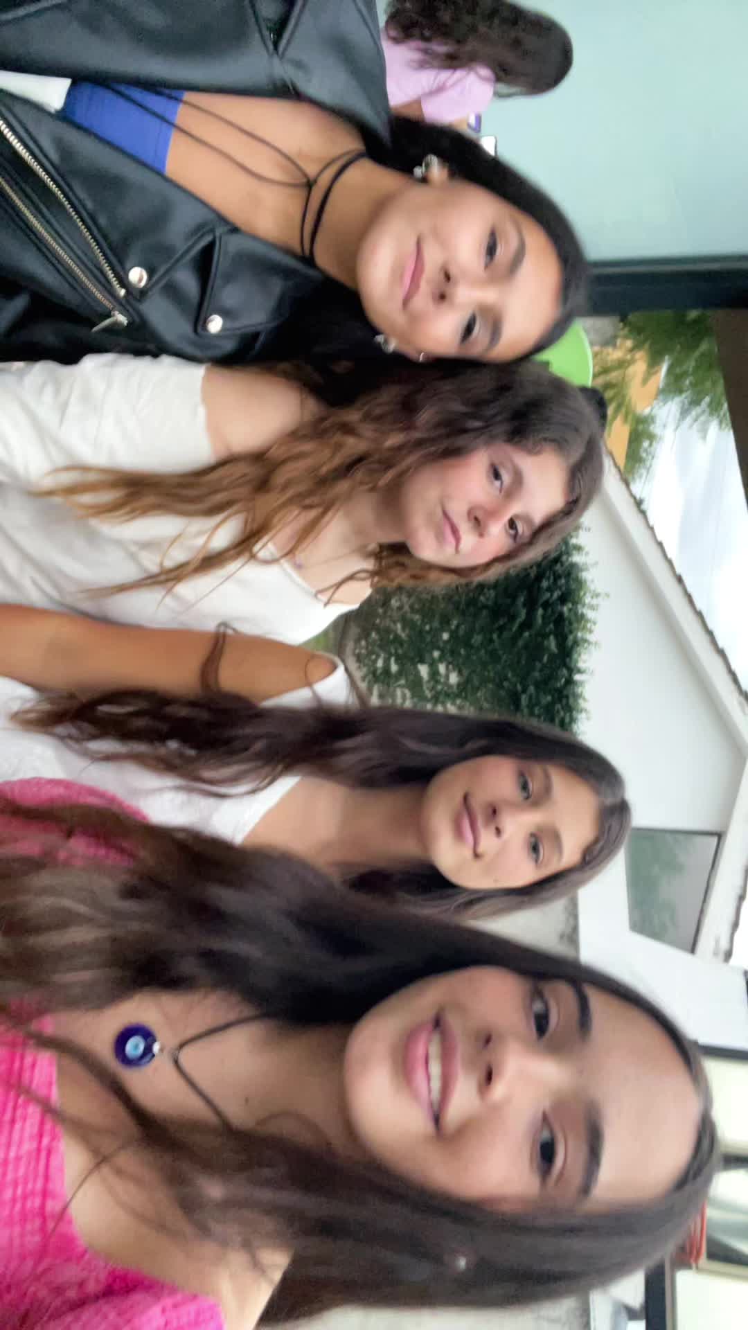 @lola