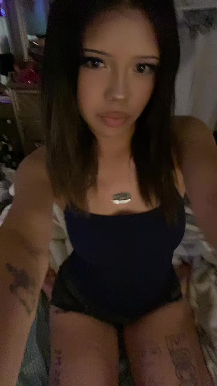 @>.<
