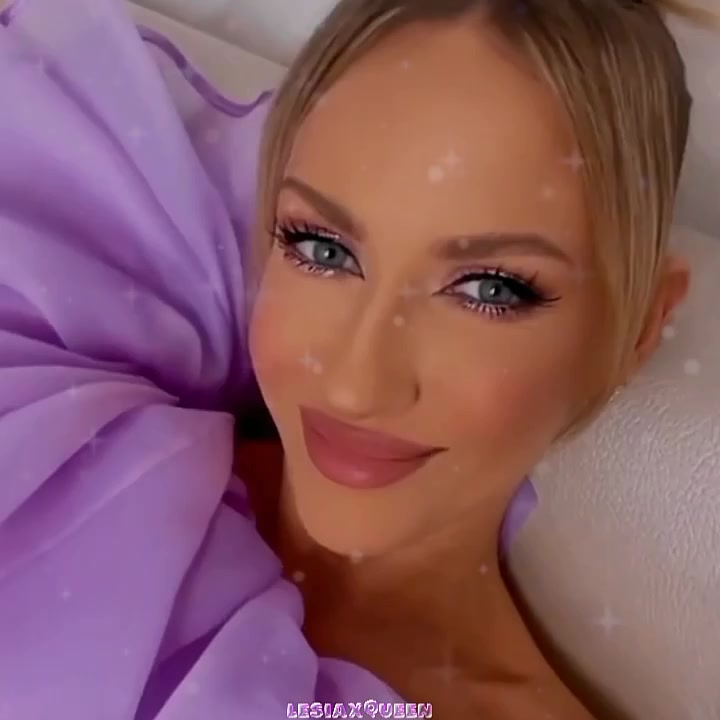 @𝑄𝑢𝑒𝑒𝑛 𝑈𝑛𝑖𝑣𝑒𝑟𝑠𝑒!