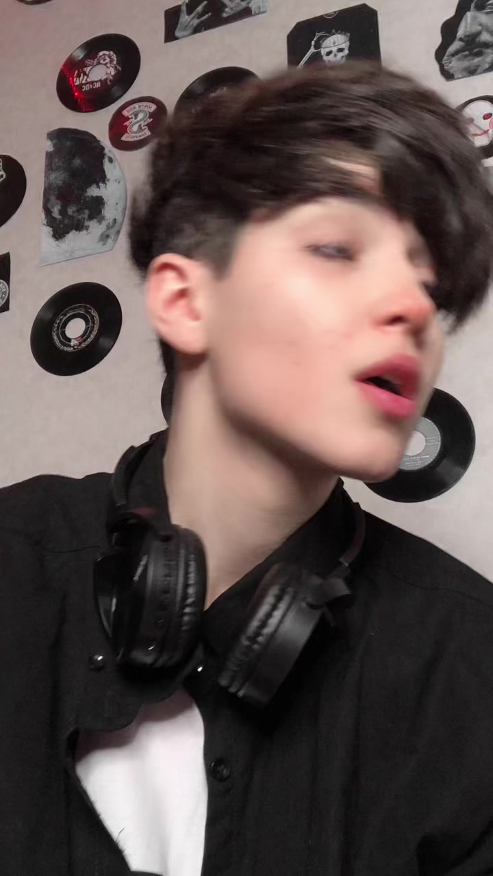 @ariwnwz_