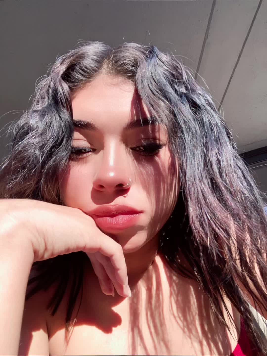 @𝒱