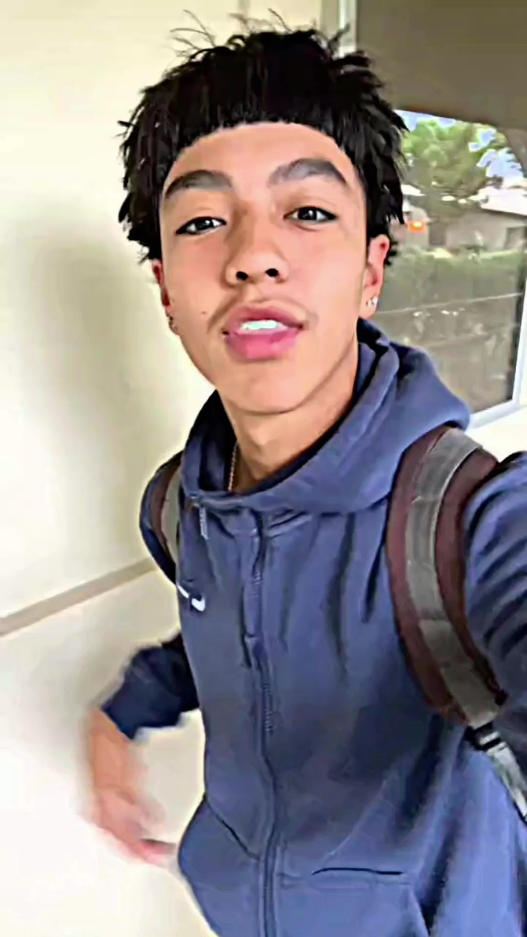 @- 🧟