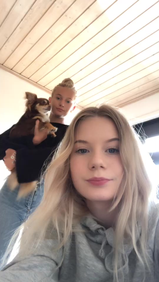 @Två blondiner