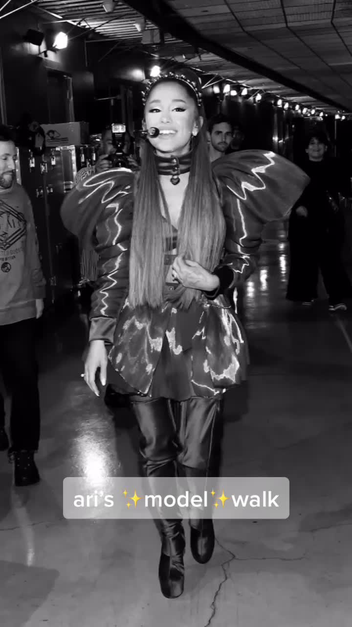 @𑁍Ari is queen𑁍
