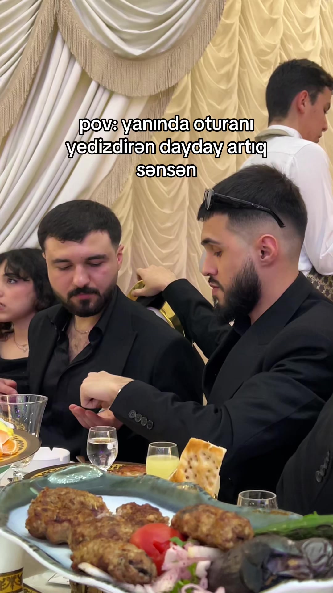 @E J