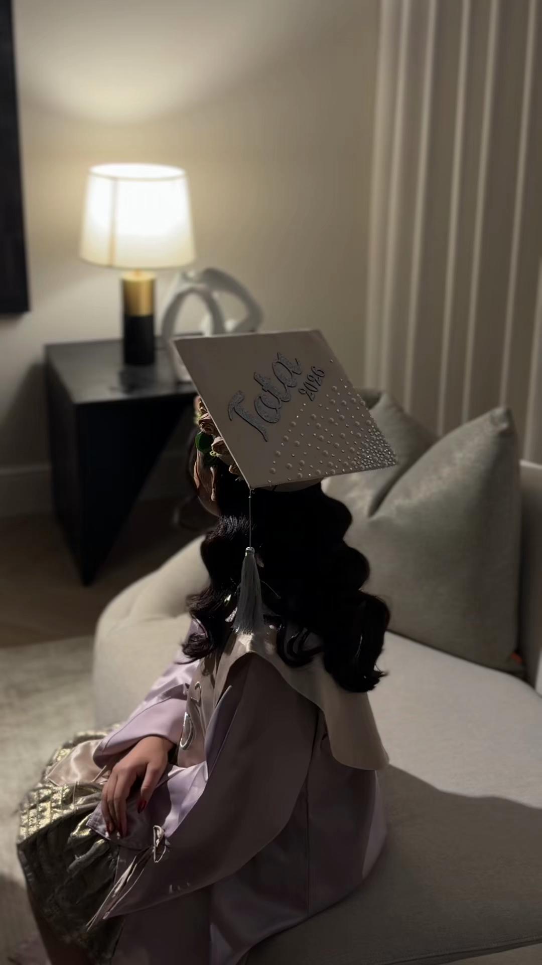 @منى العنزي