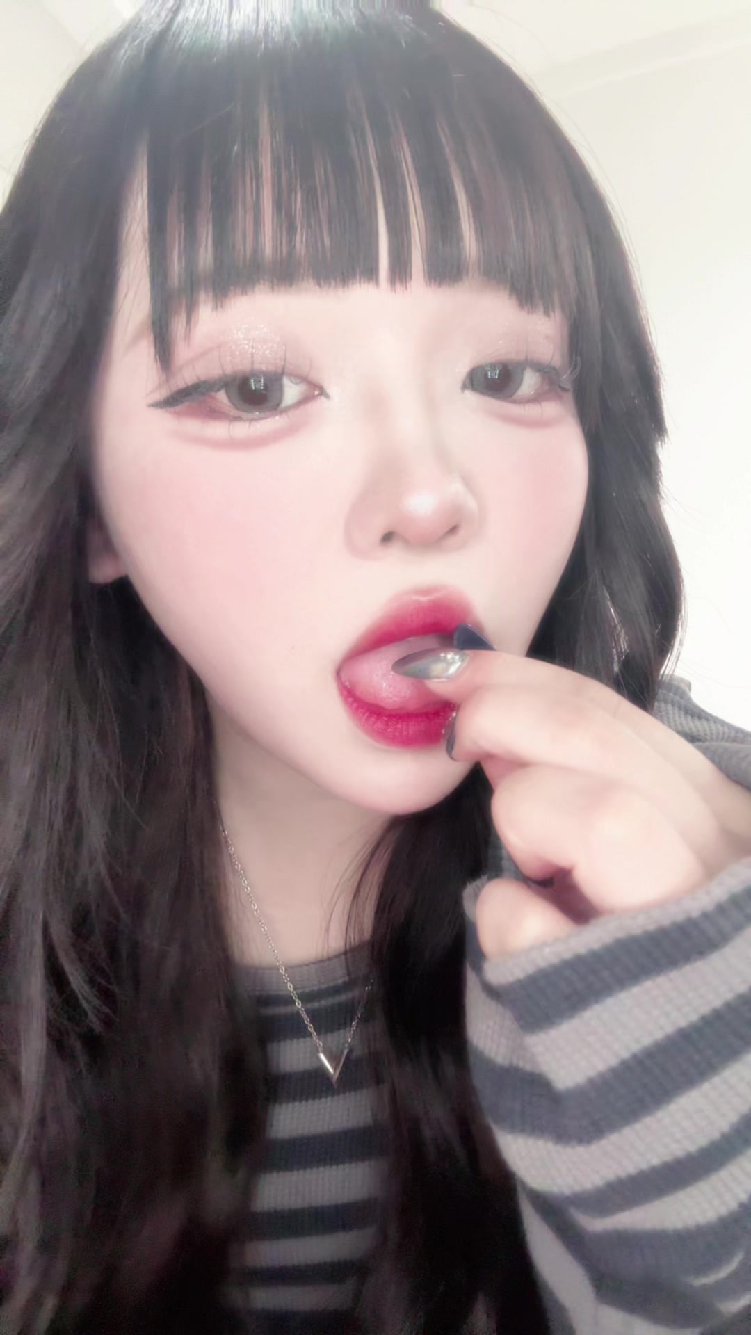 @にこり