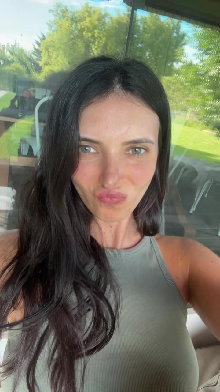 @vickyllana_