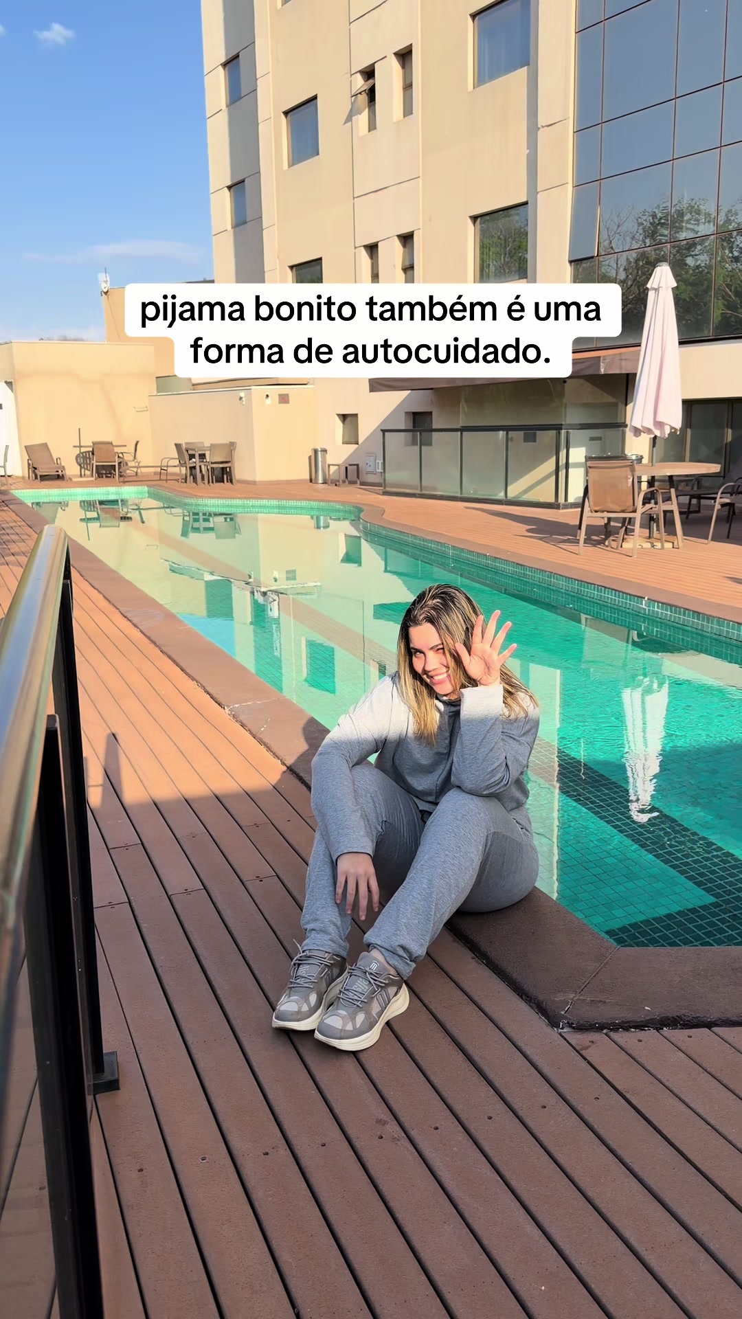 @anadelamonica