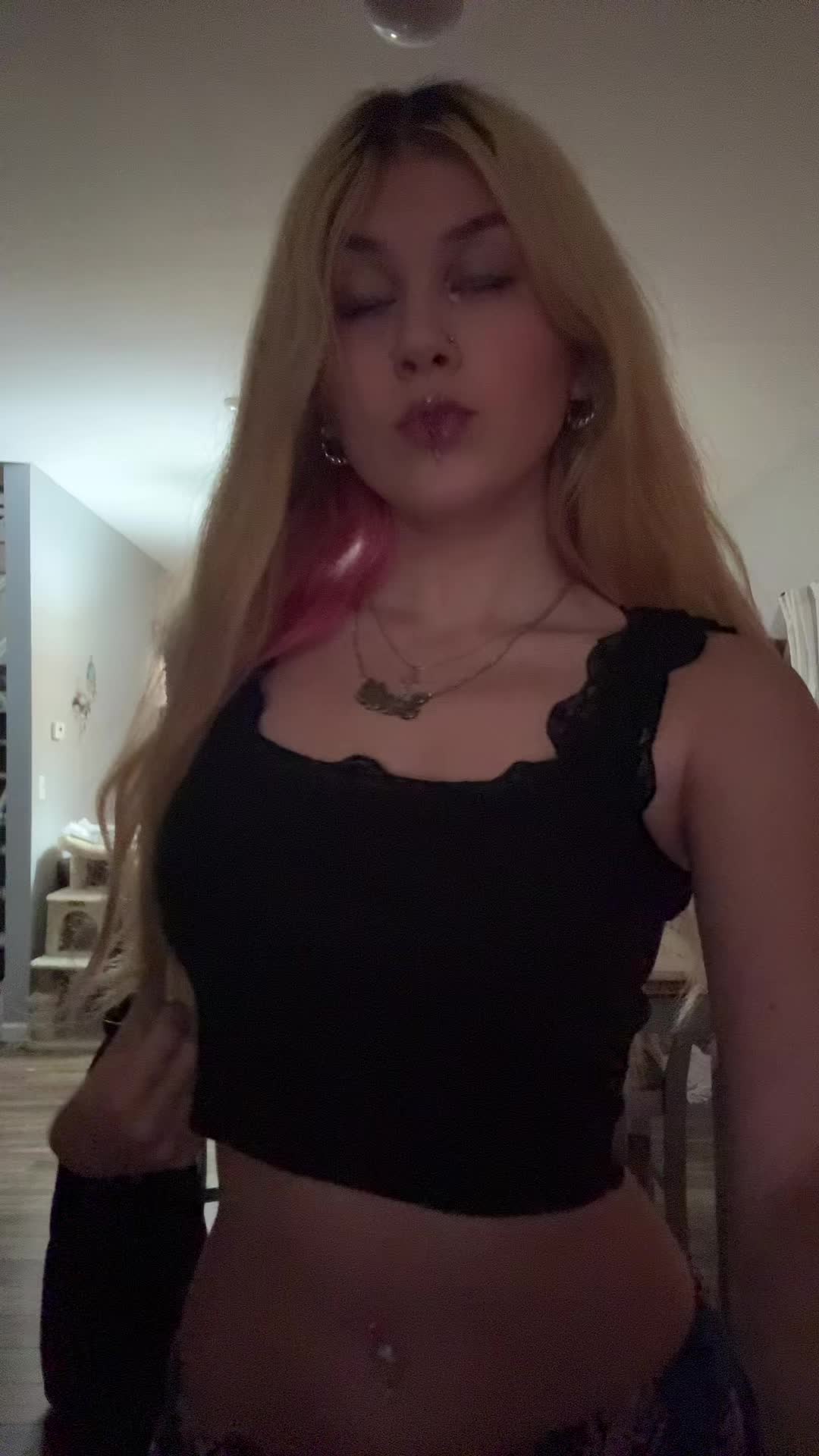 @lay 𖣂