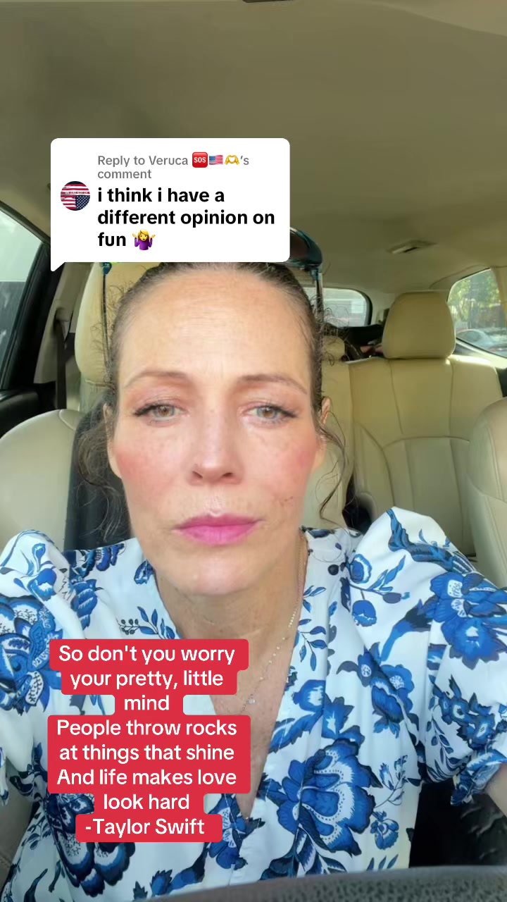@HolaAmy