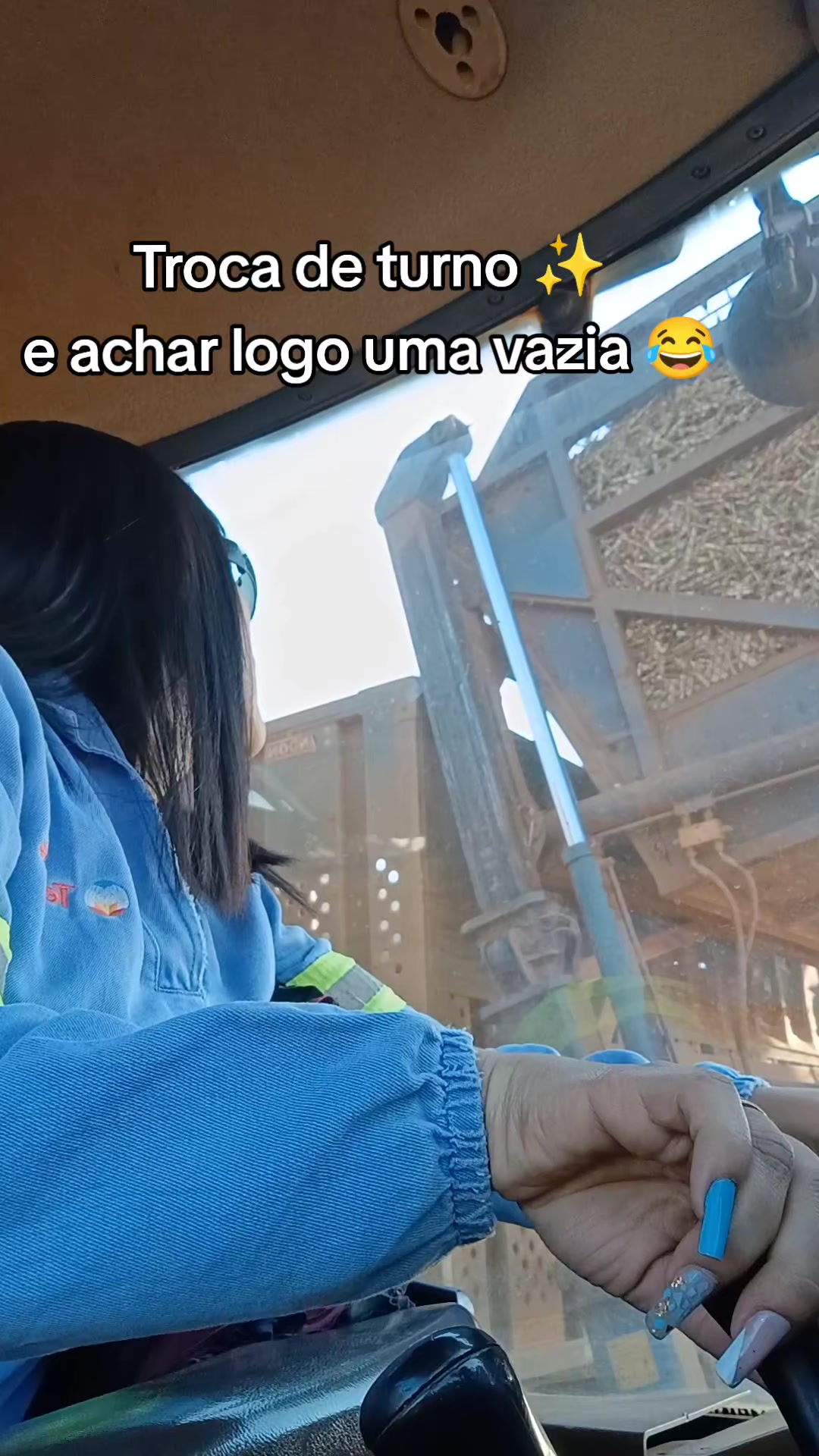 @JuliaHelena