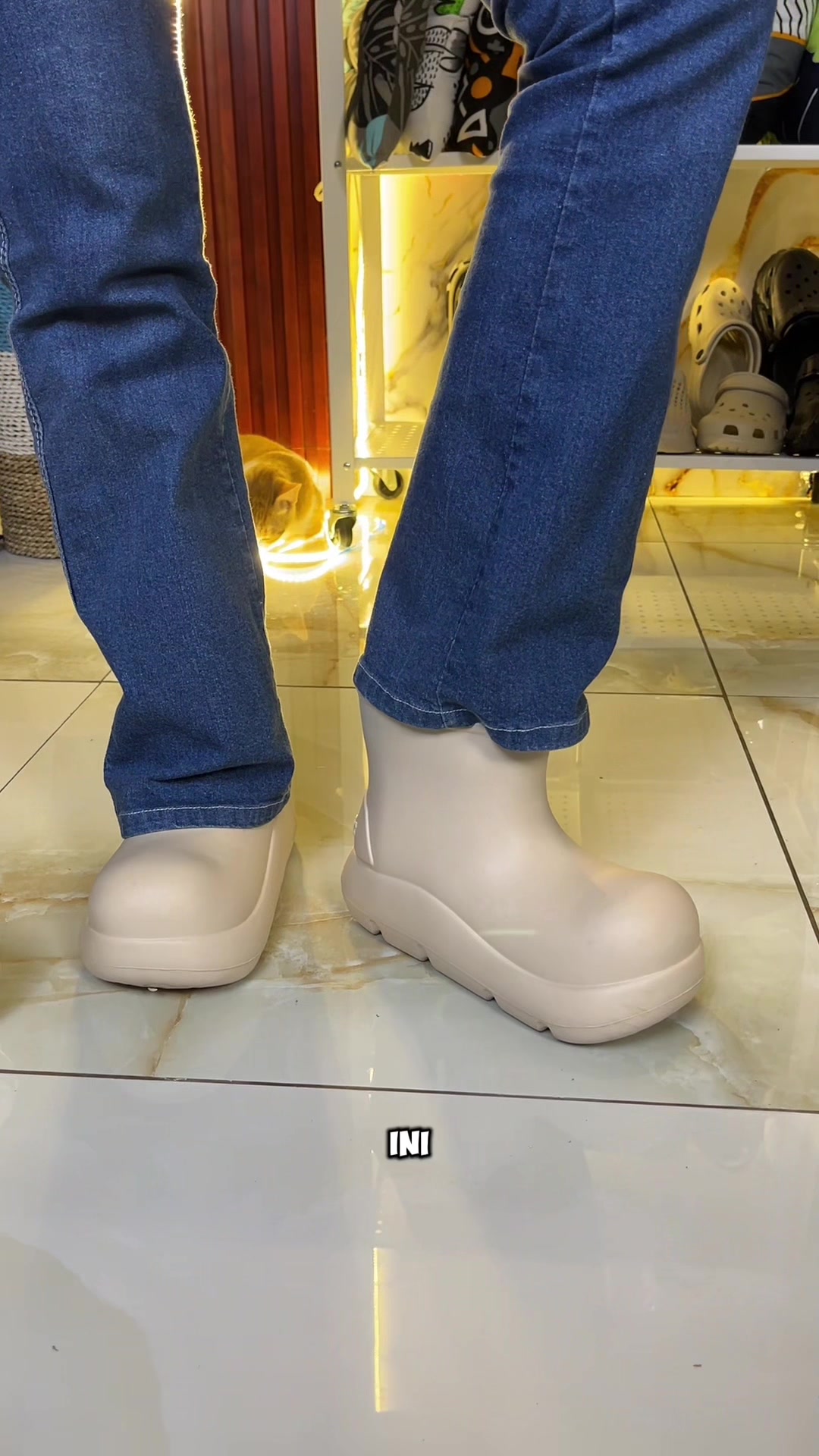 @LELI si paling TAS dan SANDAL