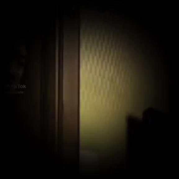 @<• • •>