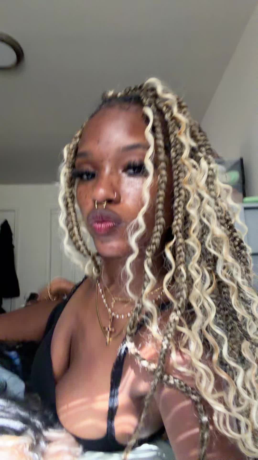 @bareleehere