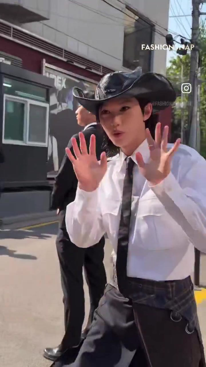 @Valeria saw and met TXT