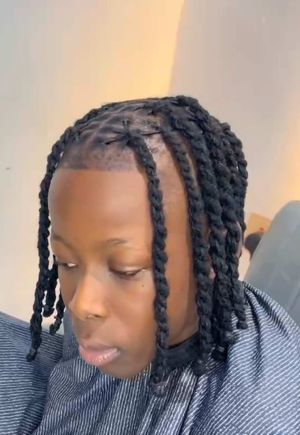 @FEMALE BARBER/LOCTICIAN IN LAG